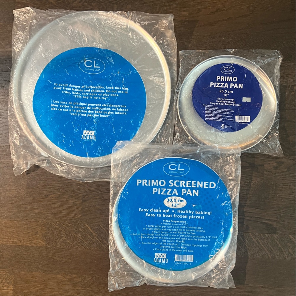 ⭐️ BRAND NEW ⭐️ Pizza pans x3